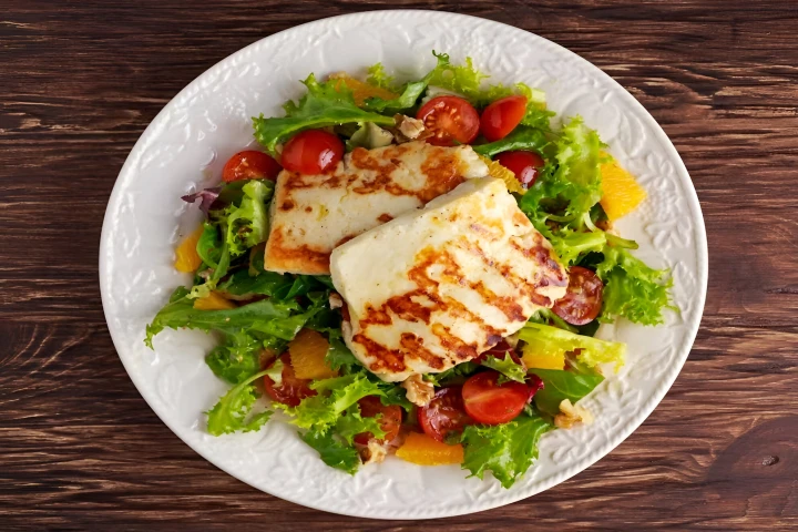 Fried halloumi salad